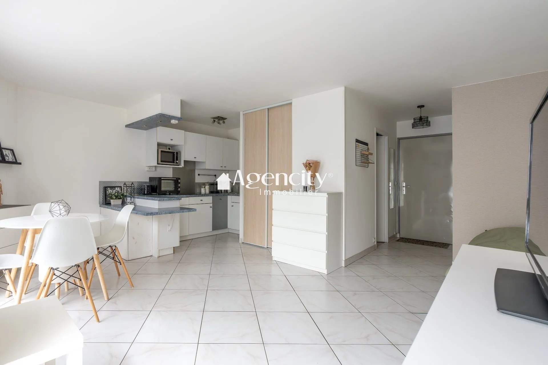Studio à vendre à Champs-sur-Marne – Résidence sécurisée et proximité transports 