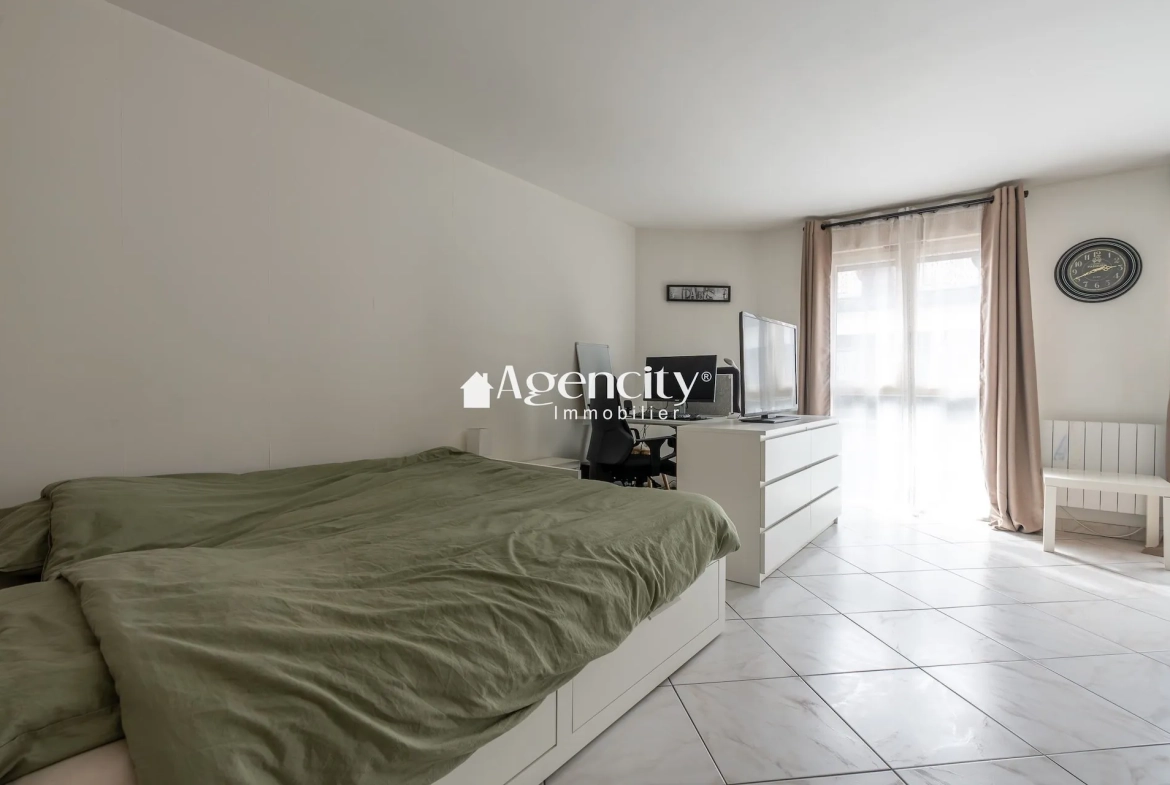 Studio à vendre à Champs-sur-Marne – Résidence sécurisée et proximité transports 