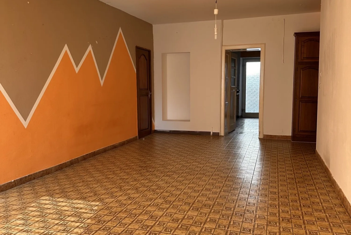 Maison à Bousbach avec terrasse, cave et local professionnel indépendant 