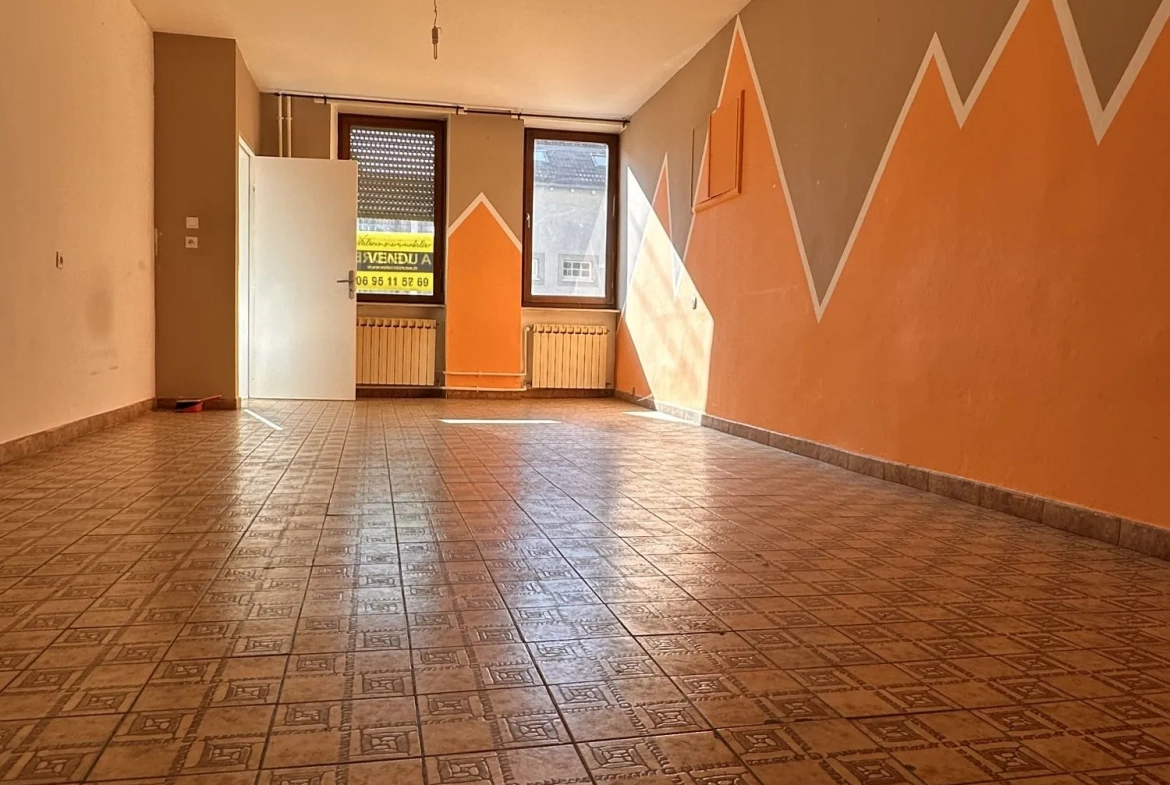 Rez de chaussée  Maison à Bousbach avec terrasse, cave et local professionnel indépendant 