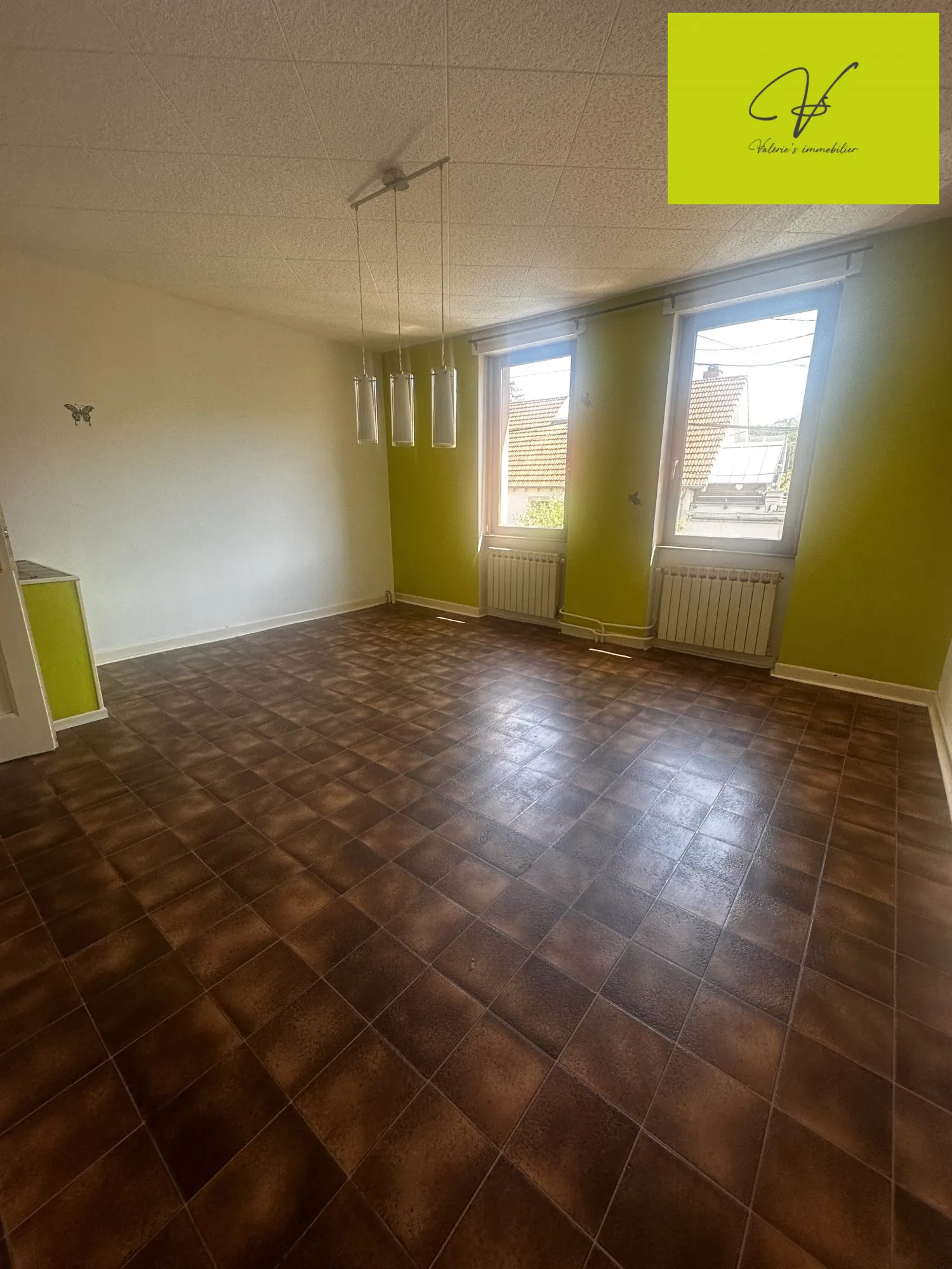 Maison à Bousbach avec terrasse, cave et local professionnel indépendant 