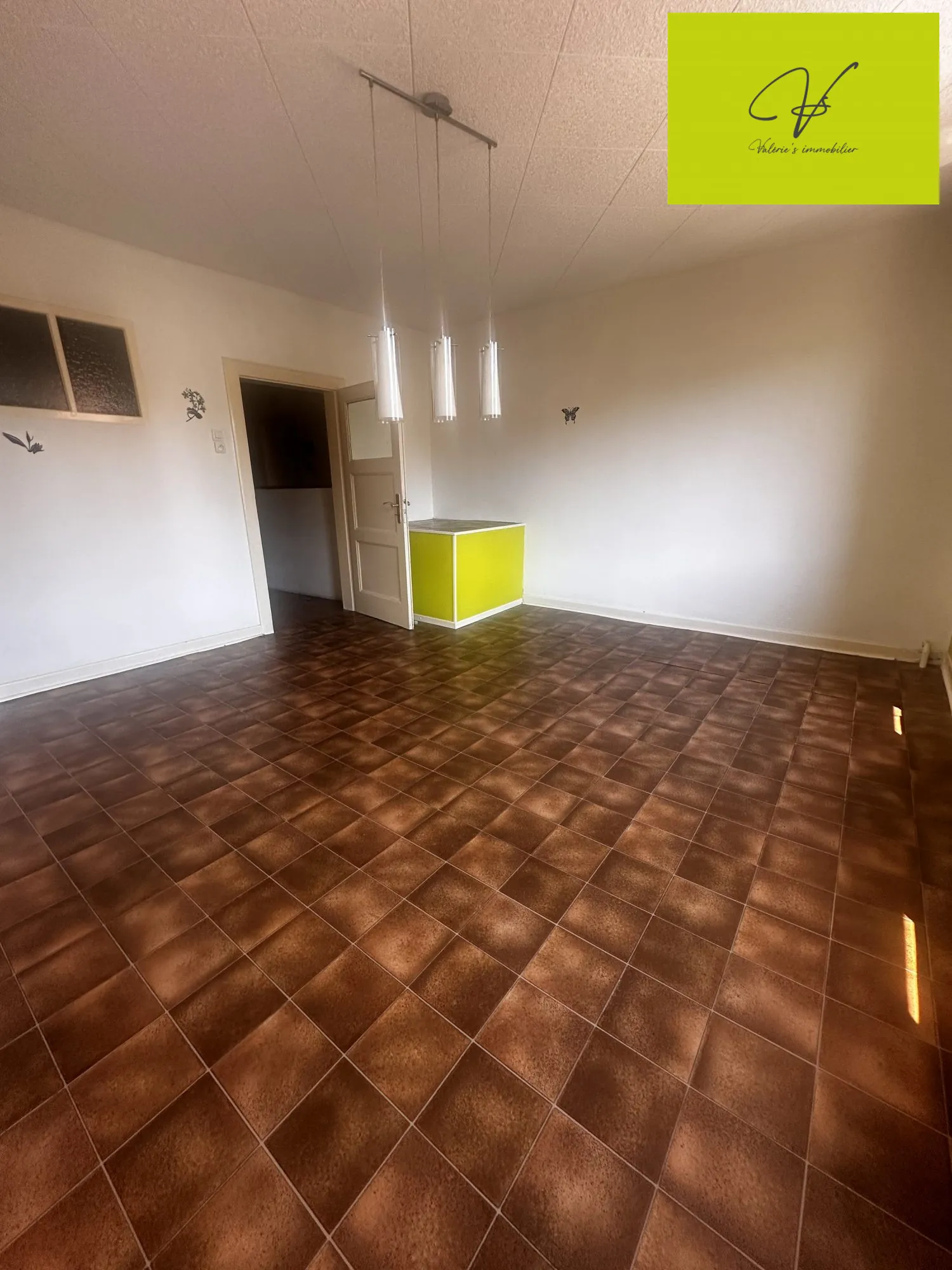 Maison à Bousbach avec terrasse, cave et local professionnel indépendant 