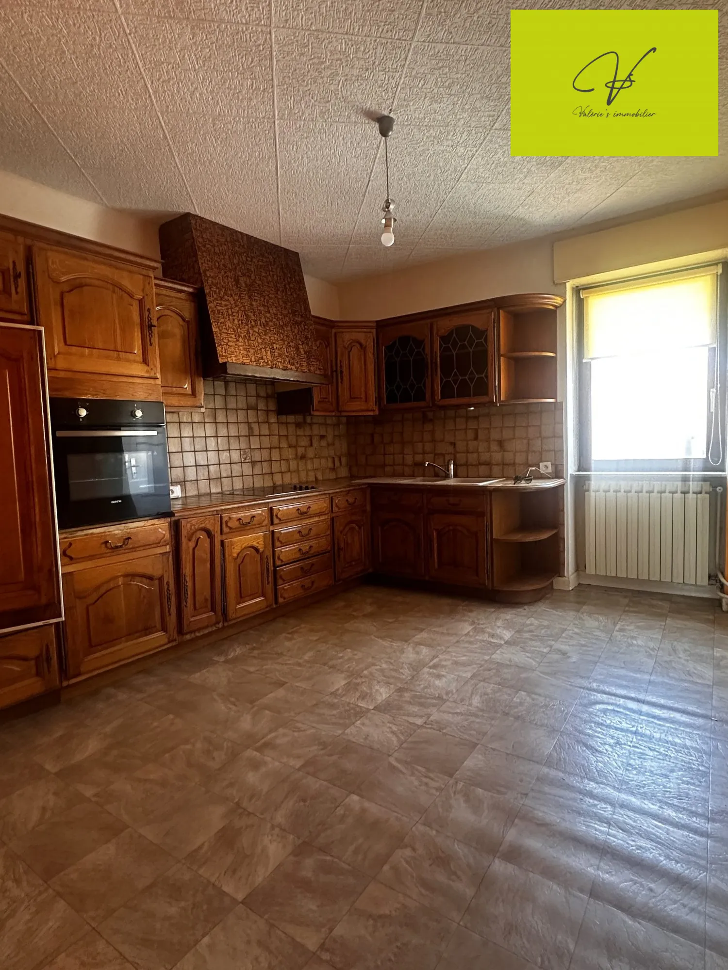 Cuisine avec accès combles aménageables et isolés  Maison à Bousbach avec terrasse, cave et local professionnel indépendant 