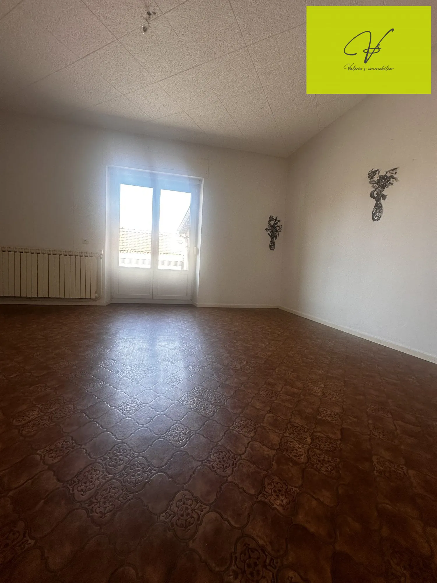 Séjour avec accès terrasse Maison à Bousbach avec terrasse, cave et local professionnel indépendant 