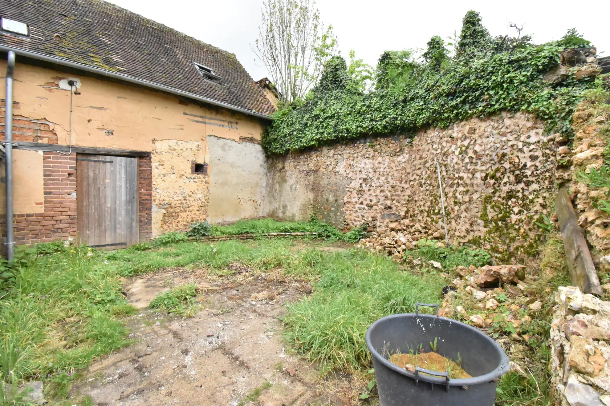 Maison de village à Luigny de 77 m² avec jardin et potentiel de rénovation 