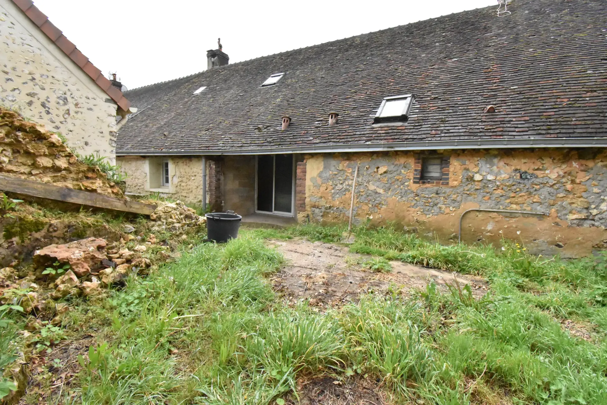 Maison de village à Luigny de 77 m² avec jardin et potentiel de rénovation 