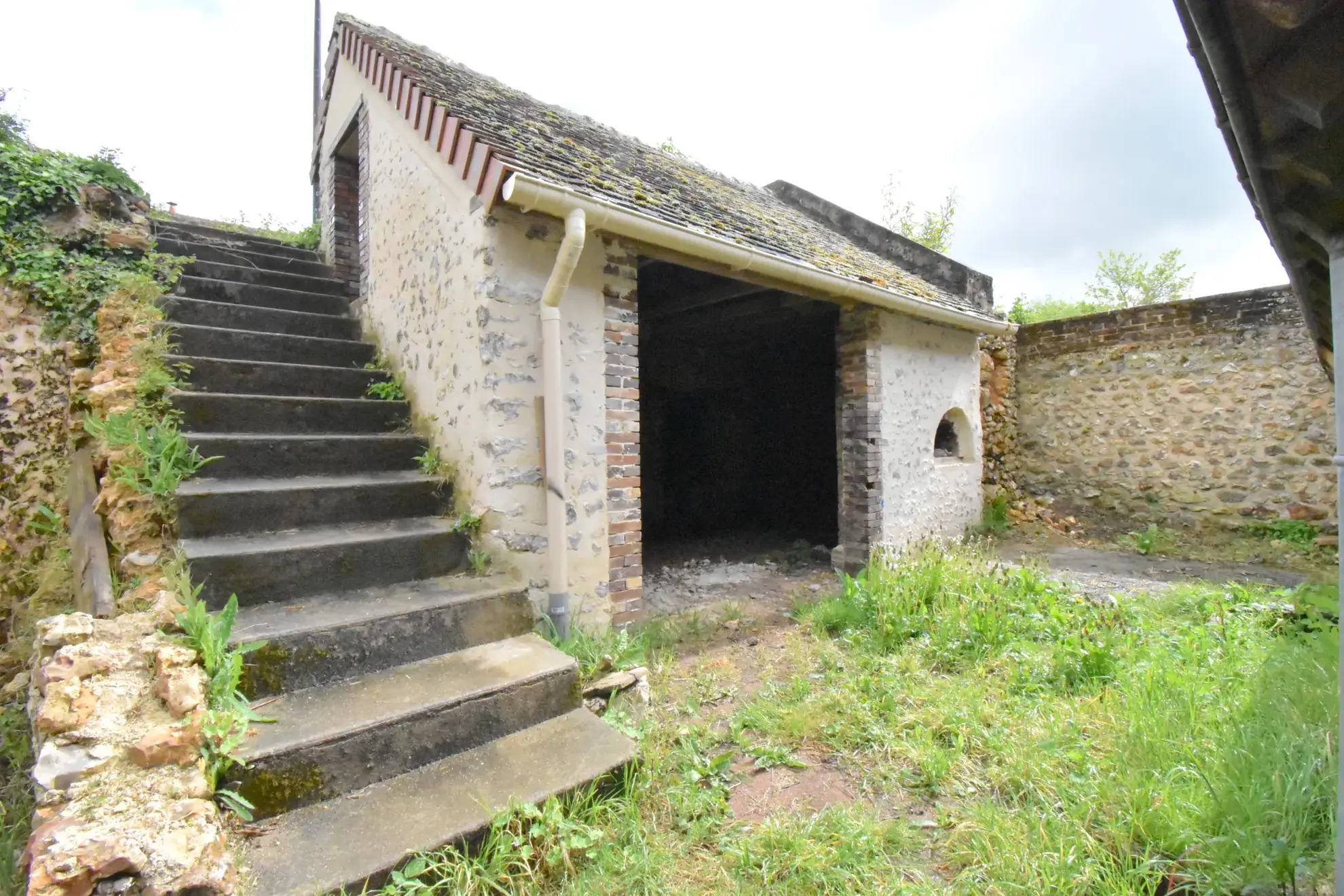 Maison de village à Luigny de 77 m² avec jardin et potentiel de rénovation 