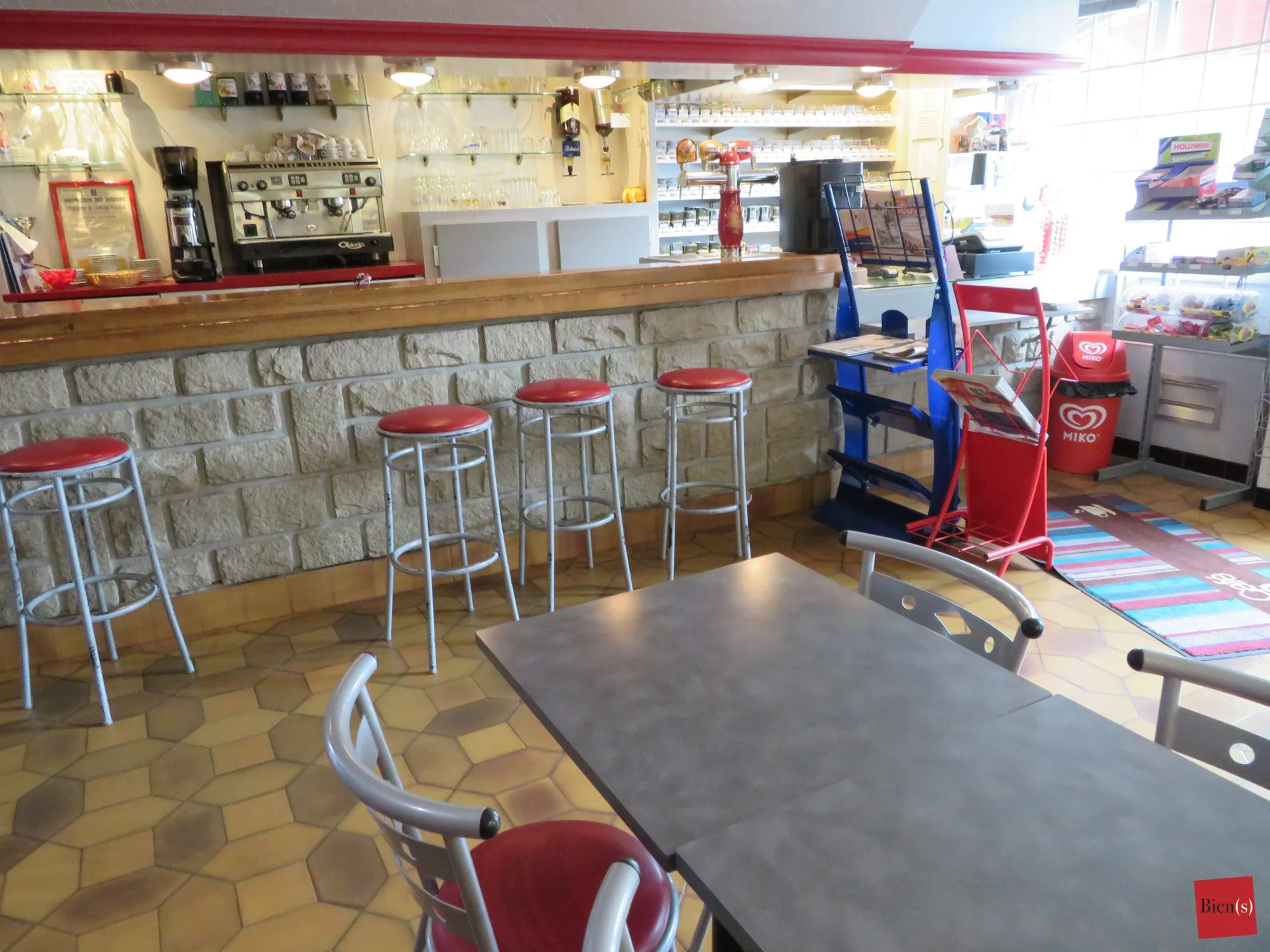 Fonds de commerce Café Tabac Presse à Laval avec logement, emplacement stratégique 