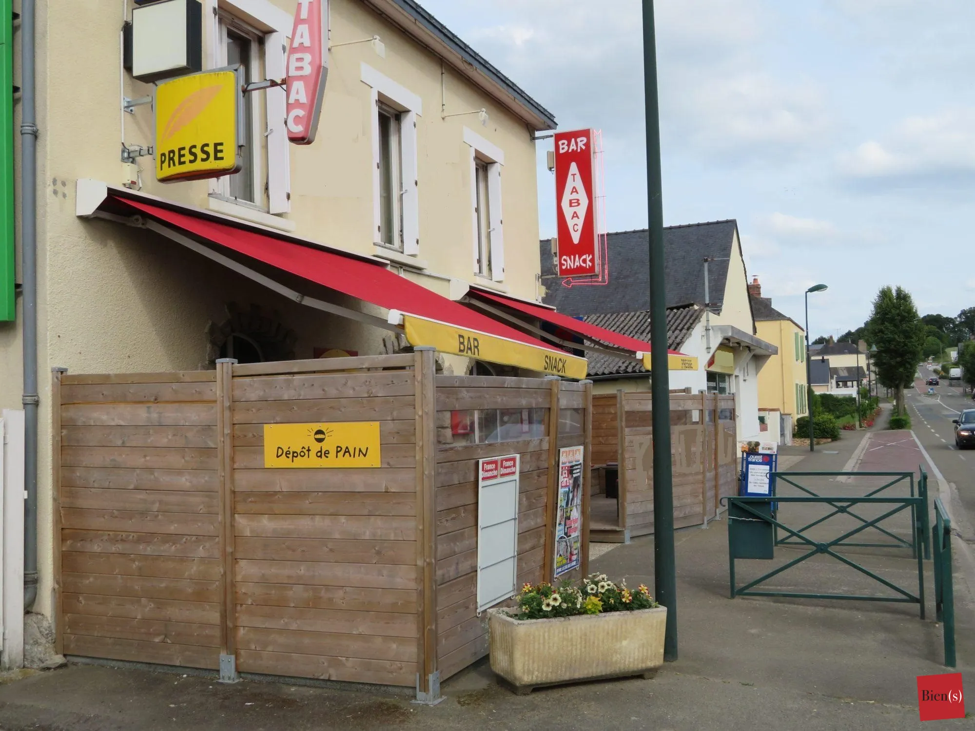 Fonds de commerce Café Tabac Presse à Laval avec logement, emplacement stratégique 