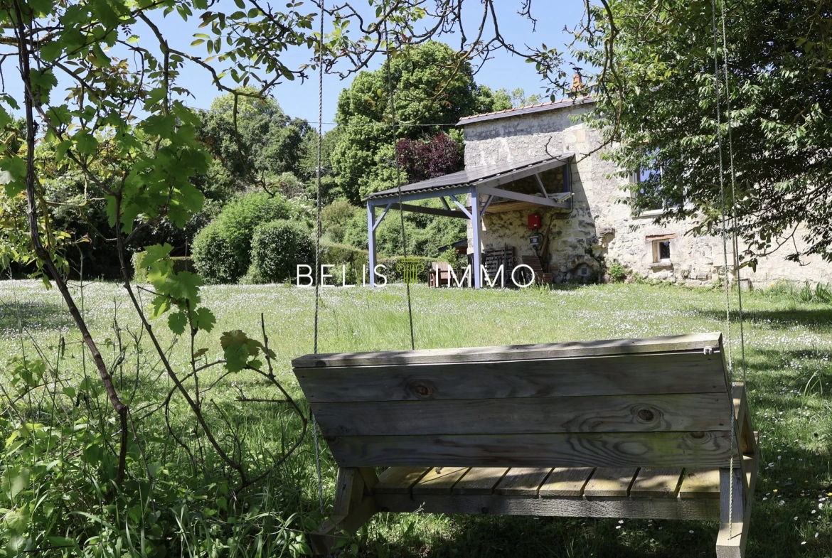 Maison en pierres à vendre avec vue panoramique sur la vallée de la Vienne près de Chinon 