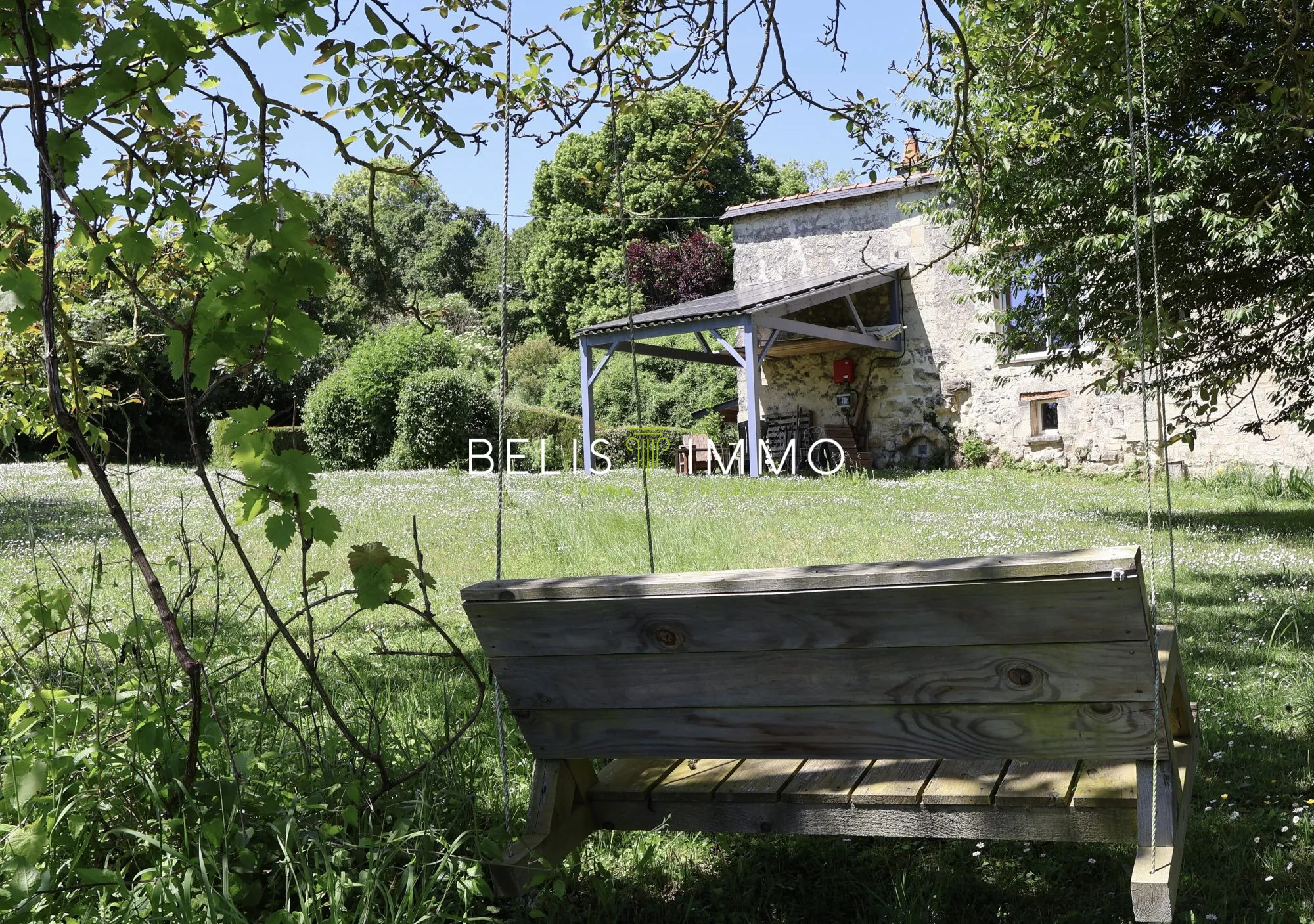 Maison en pierres à vendre avec vue panoramique sur la vallée de la Vienne près de Chinon 