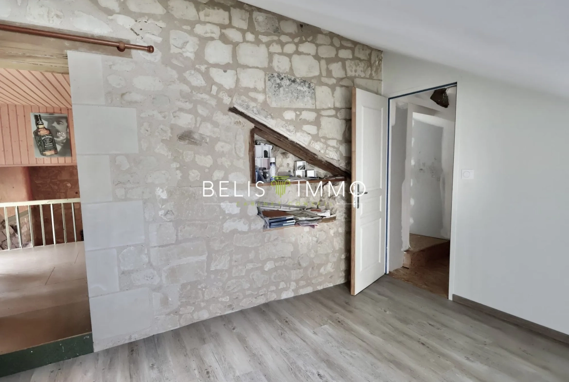 Maison en pierres à vendre avec vue panoramique sur la vallée de la Vienne près de Chinon 