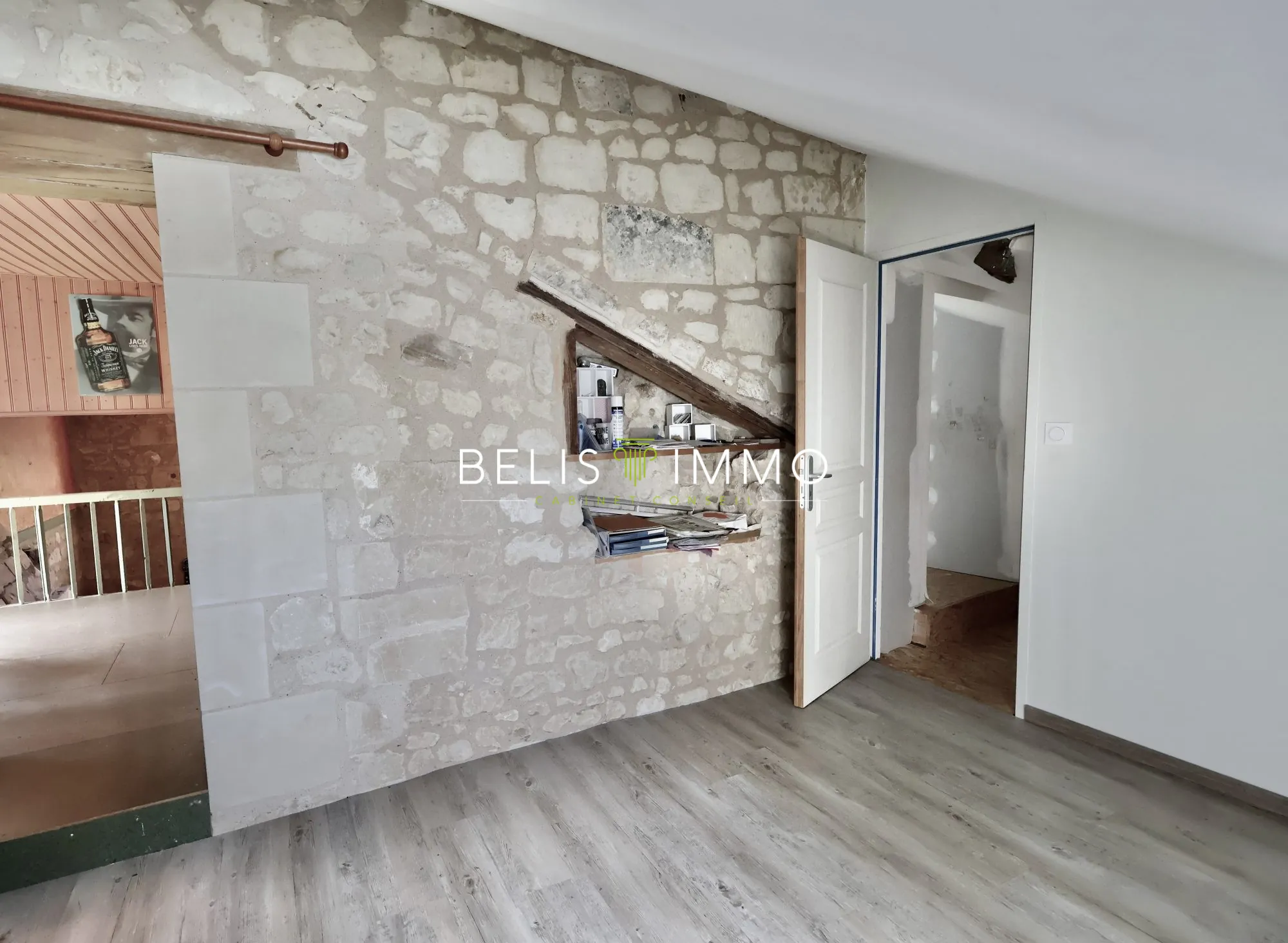 Maison en pierres à vendre avec vue panoramique sur la vallée de la Vienne près de Chinon 