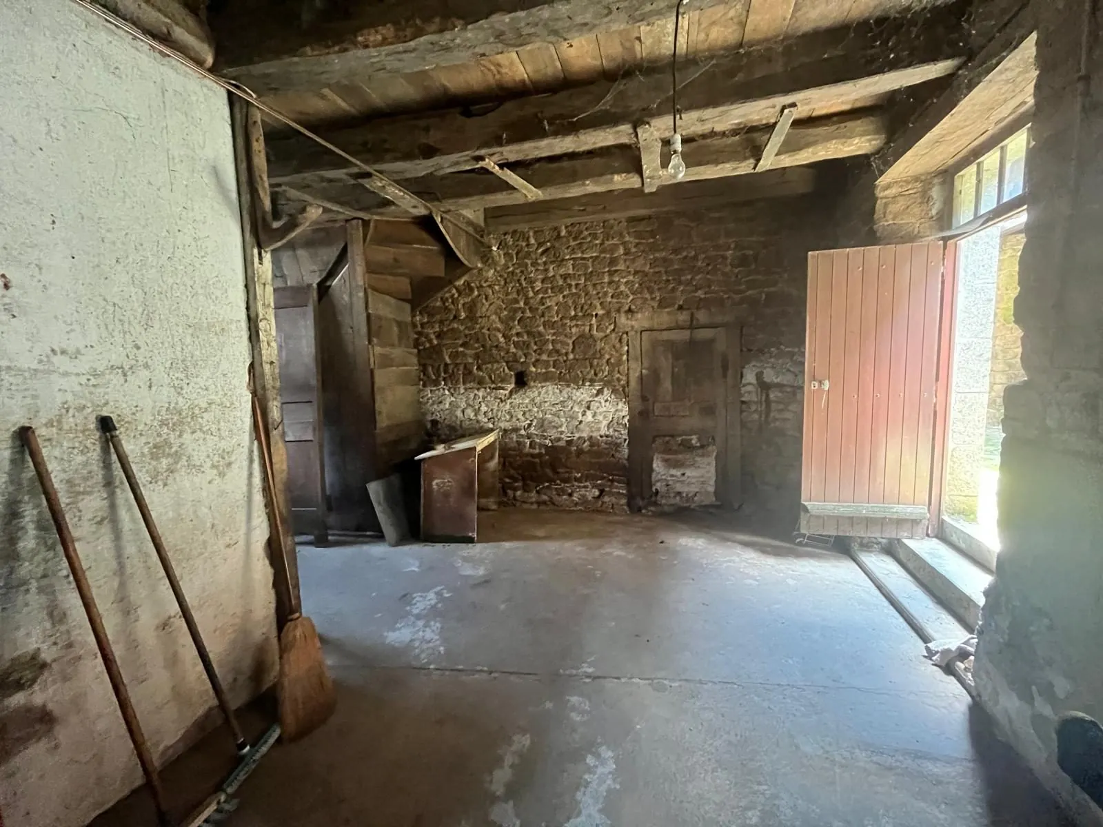 Charmante maison à vendre à Sens-de-Bretagne avec garage, préau et fort potentiel de rénovation 