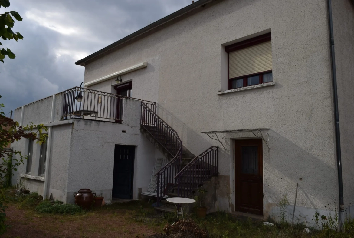 Maison à vendre à Riorges – 170 m², jardin clos, parking et appartement indépendant 