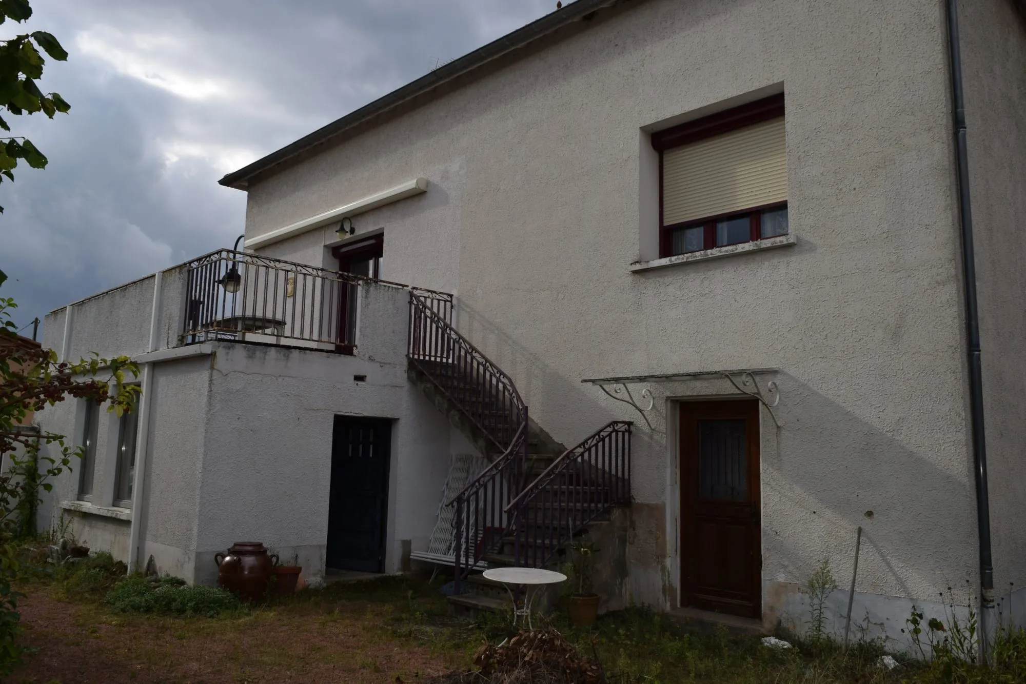 Maison à vendre à Riorges – 170 m², jardin clos, parking et appartement indépendant 