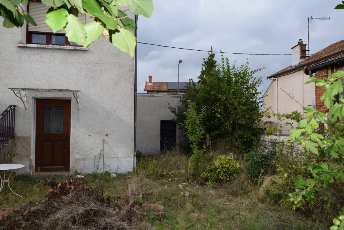 Maison à vendre à Riorges – 170 m², jardin clos, parking et appartement indépendant 
