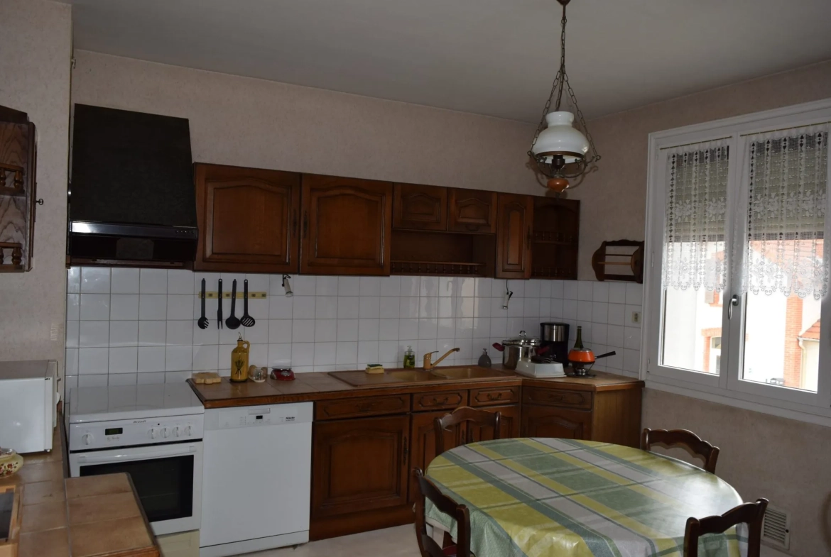 Maison à vendre à Riorges – 170 m², jardin clos, parking et appartement indépendant 