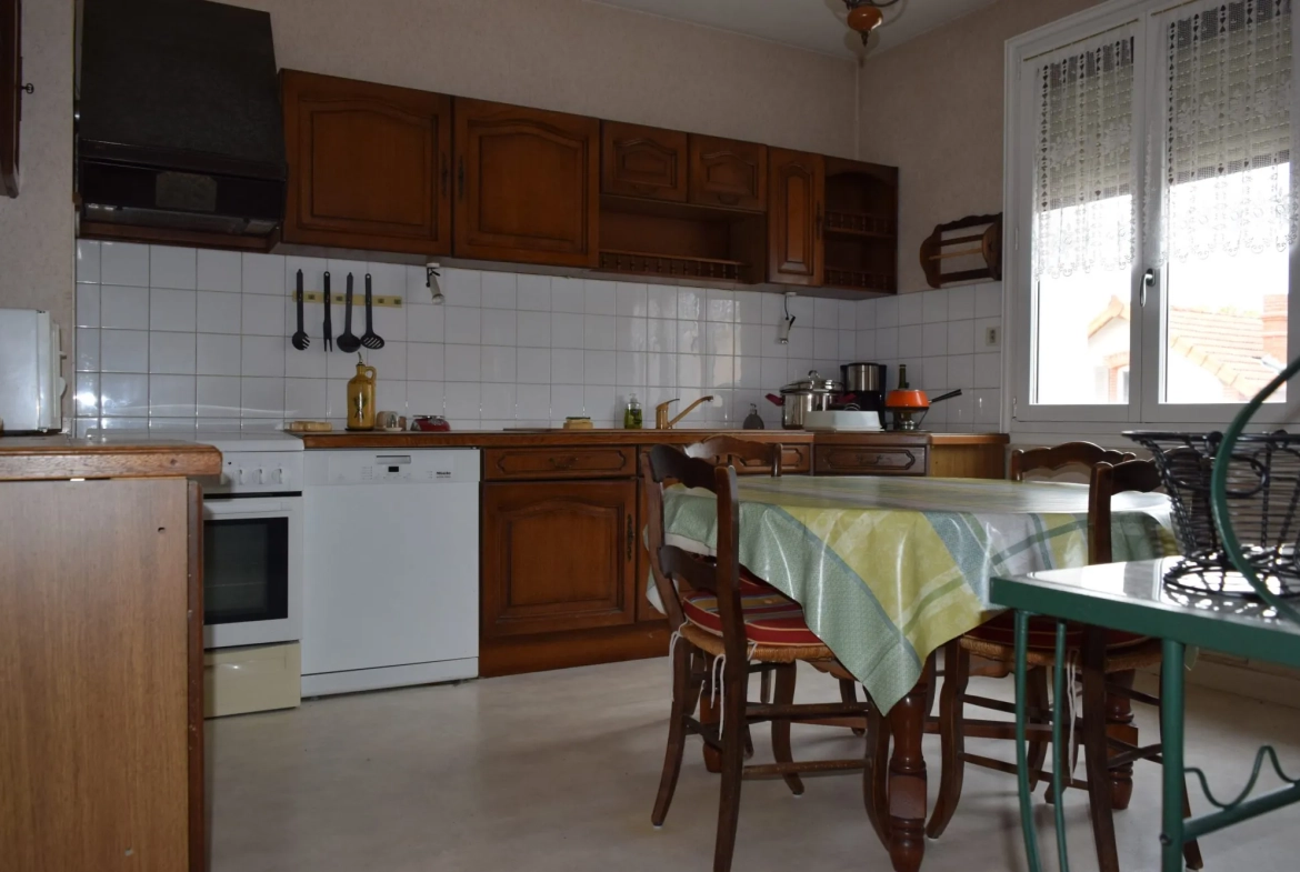 Maison à vendre à Riorges – 170 m², jardin clos, parking et appartement indépendant 