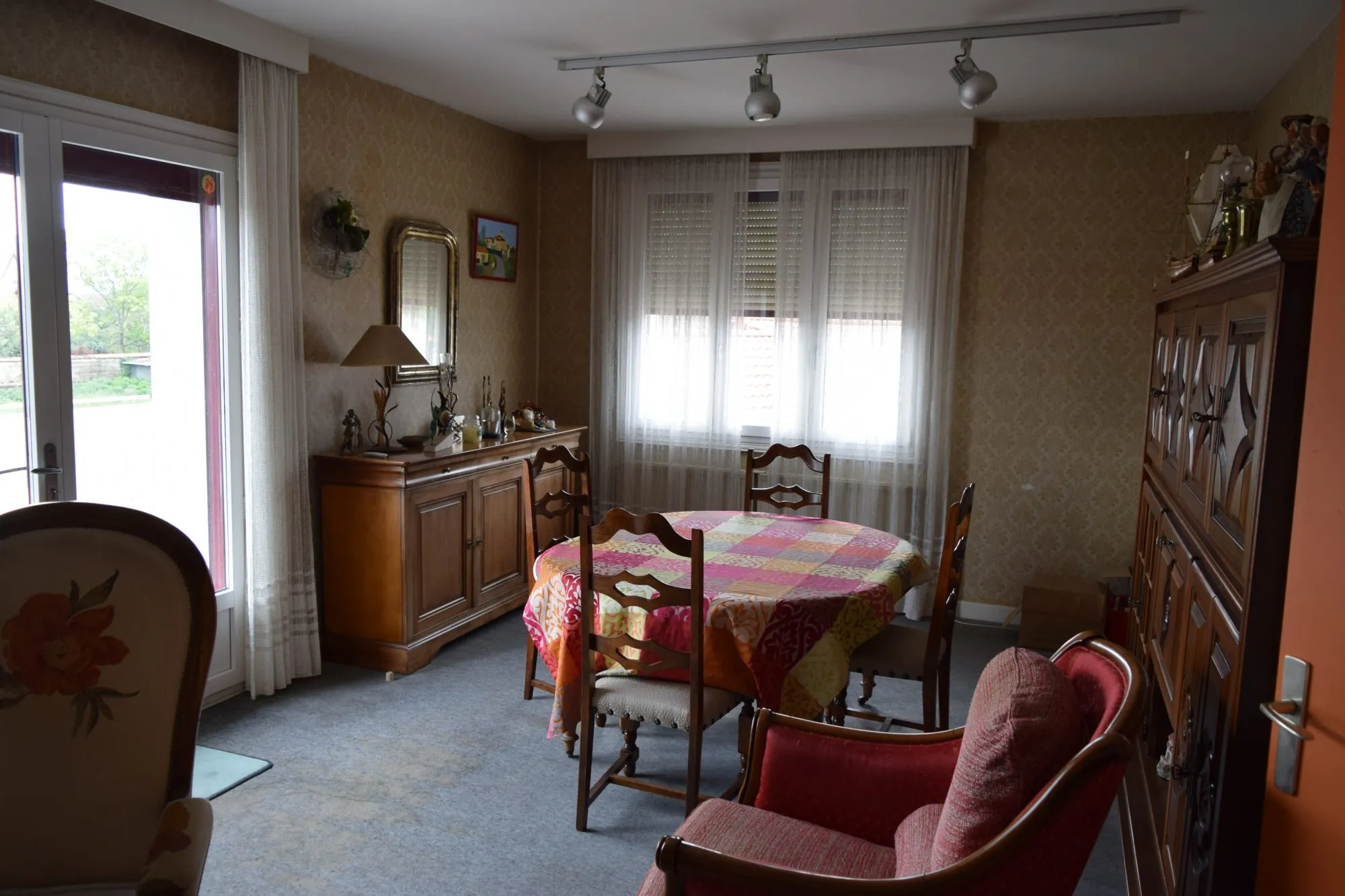 Maison à vendre à Riorges – 170 m², jardin clos, parking et appartement indépendant 