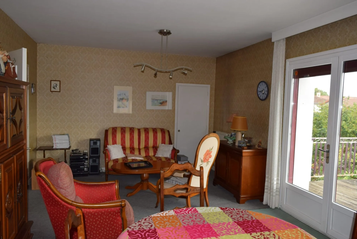 Maison à vendre à Riorges – 170 m², jardin clos, parking et appartement indépendant 