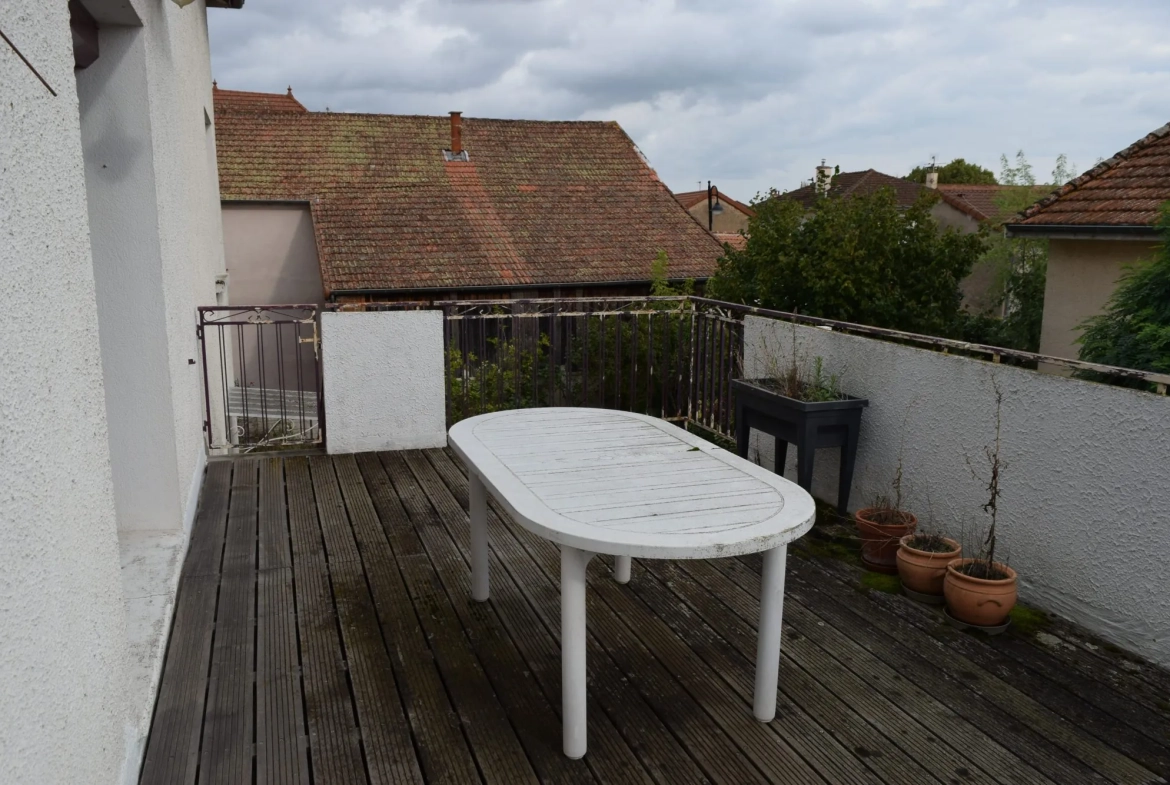 Maison à vendre à Riorges – 170 m², jardin clos, parking et appartement indépendant 