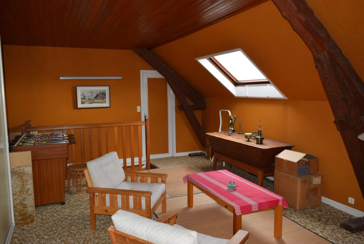 Maison à vendre à Riorges – 170 m², jardin clos, parking et appartement indépendant 