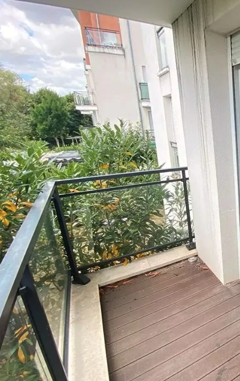 Studio à Rueil-Malmaison avec balcon, cave et parking, idéal investisseur ou primo-accédant 