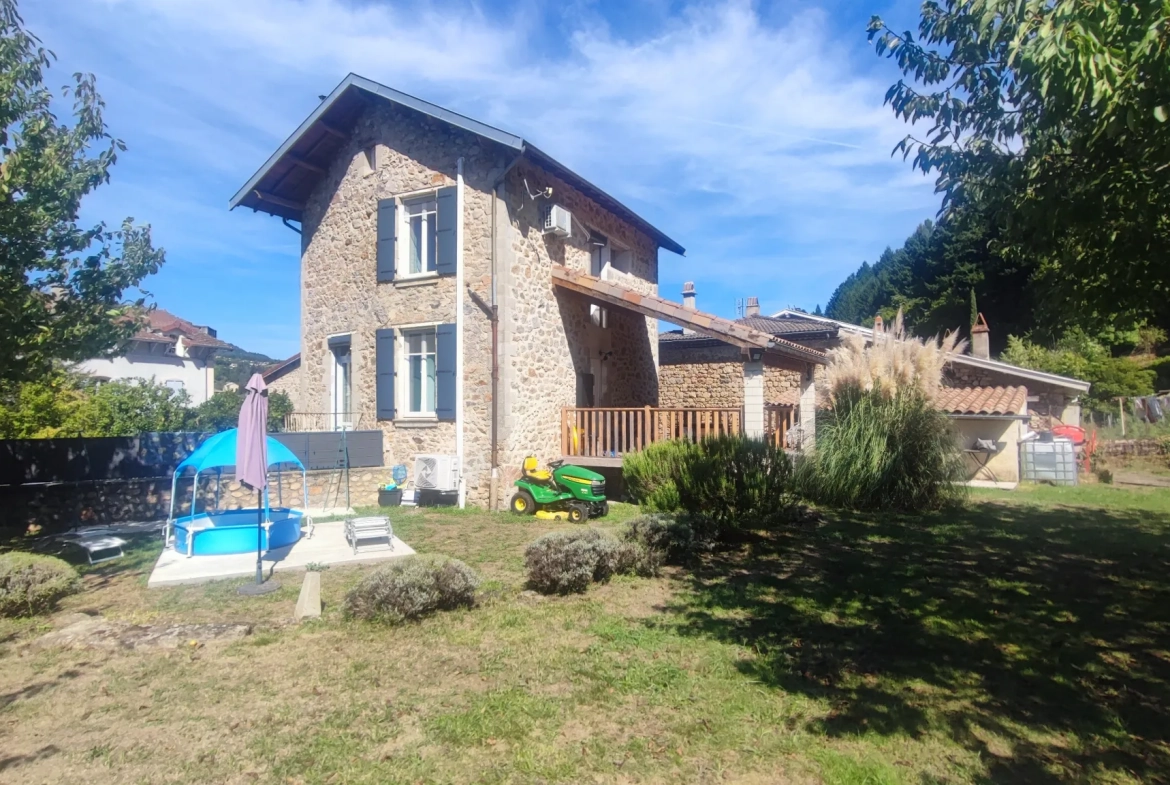Maison en pierres avec grand terrain à Lamastre - 89 m² 