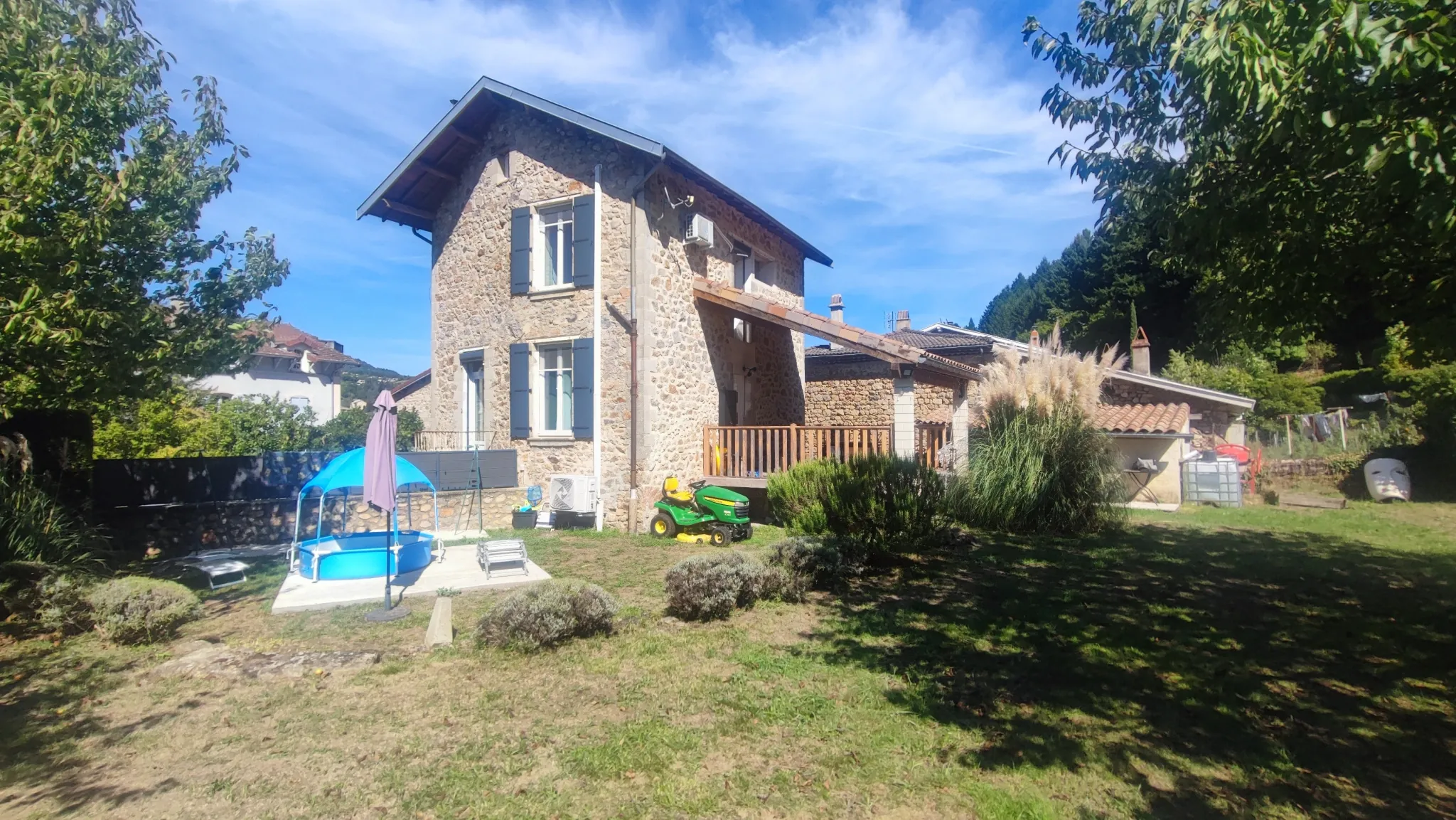 Maison en pierres avec grand terrain à Lamastre - 89 m² 