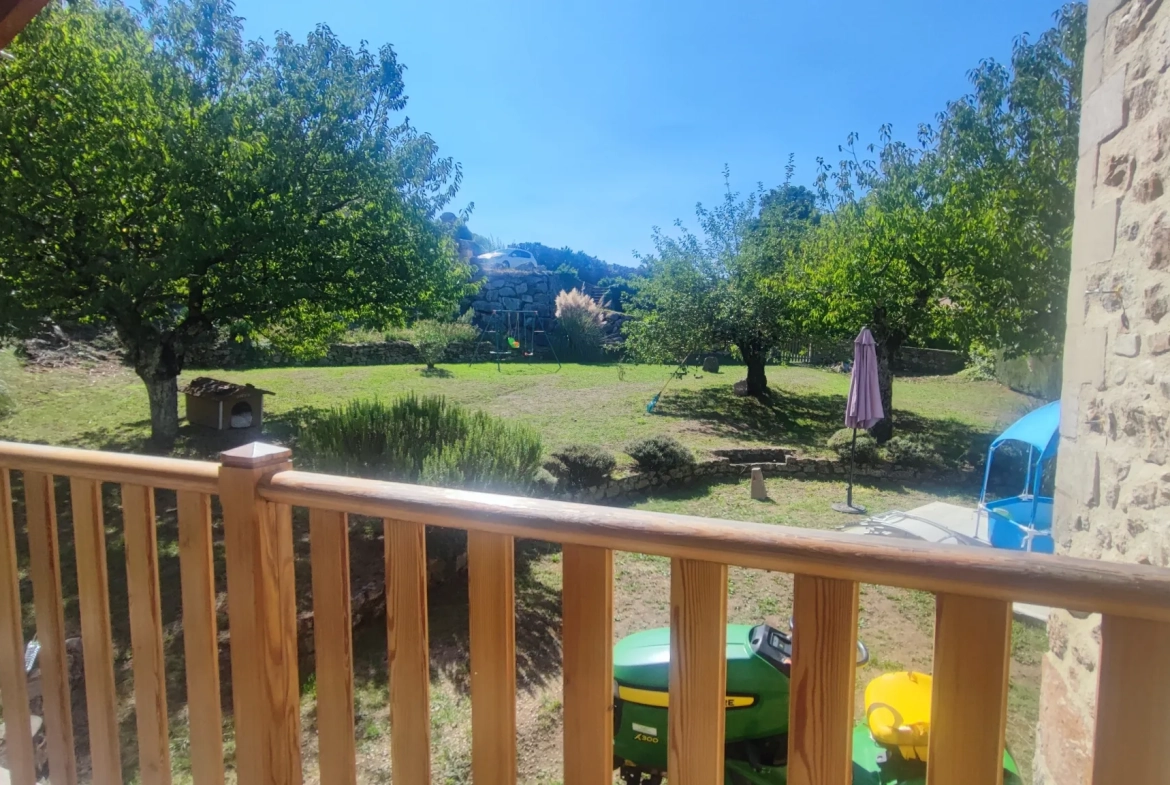 Maison en pierres avec grand terrain à Lamastre - 89 m² 