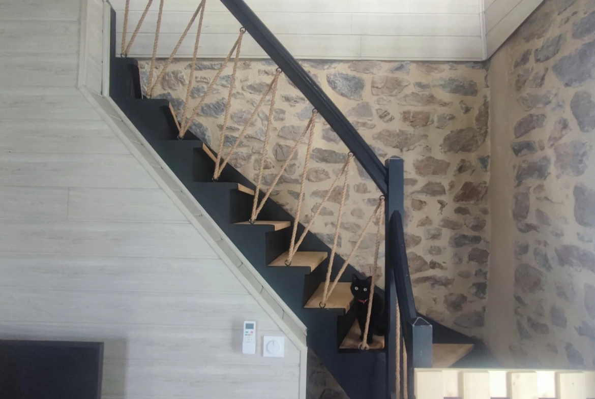 Maison en pierres avec grand terrain à Lamastre - 89 m² 