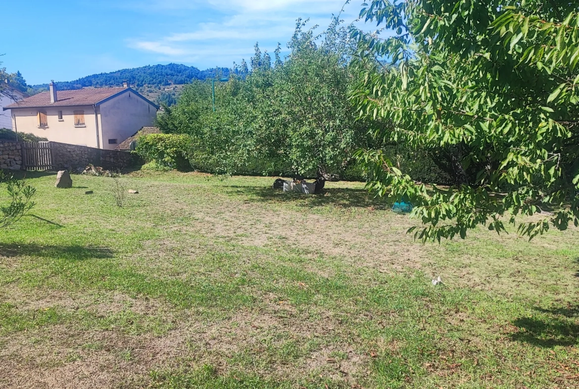 Maison en pierres avec grand terrain à Lamastre - 89 m² 