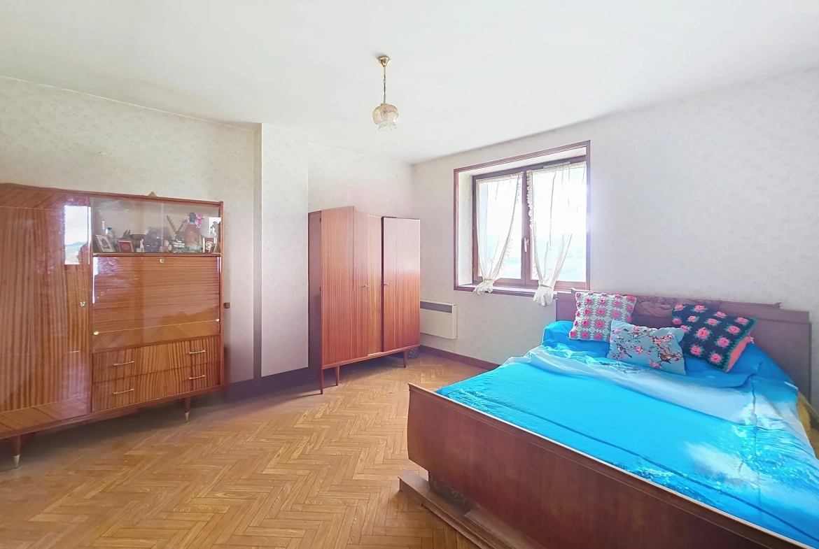 Maison à rénover de 113 m² avec terrain et vignes à Saint-Étienne-des-Oullières 