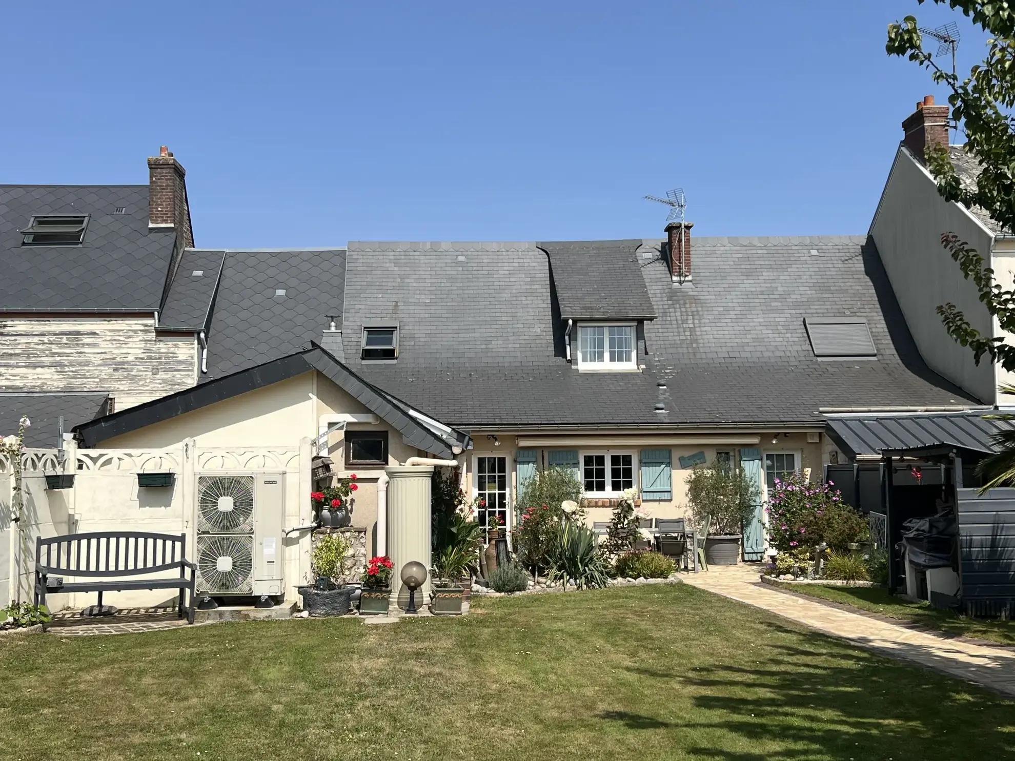 Maison de village à La Cérlangue avec garage et terrain de 1100 m² 