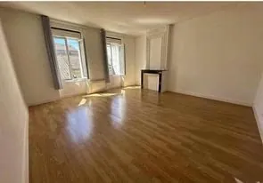 Chambre 1 Maison en pierre avec 2 chambres à Saint-Estèphe, proximité commerces 