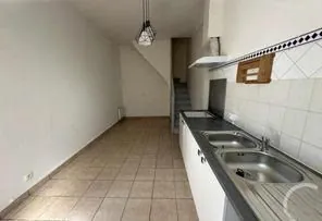 Cuisine Maison en pierre avec 2 chambres à Saint-Estèphe, proximité commerces 