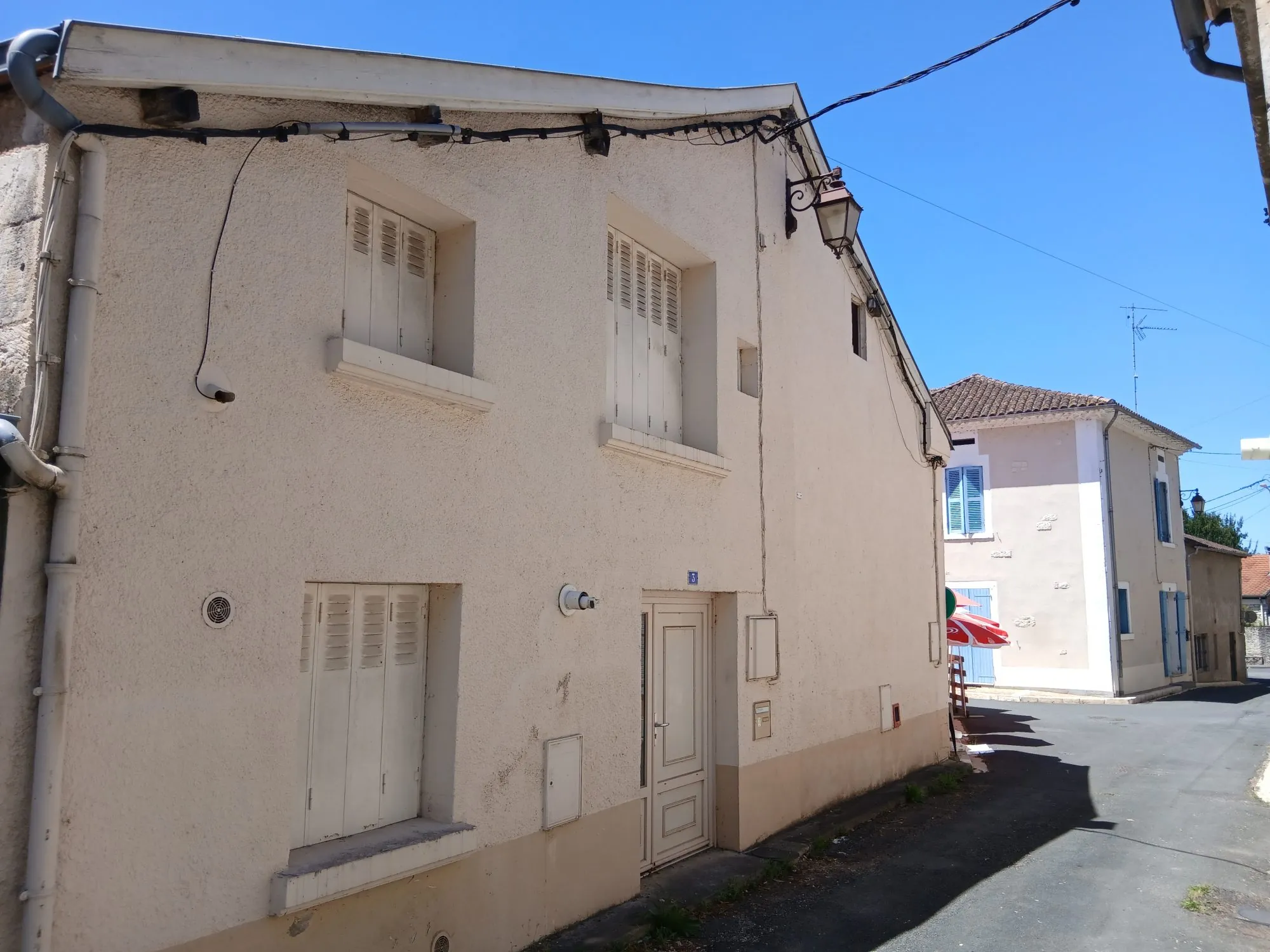 Immeuble à vendre à Neuvic, 3 lots loués - Investissement rentable en Dordogne 