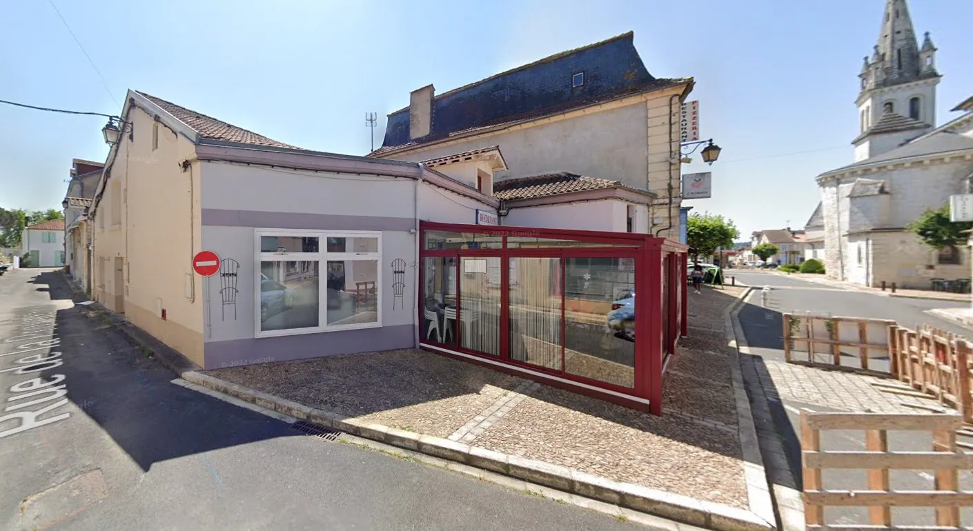 Immeuble à vendre à Neuvic, 3 lots loués - Investissement rentable en Dordogne 