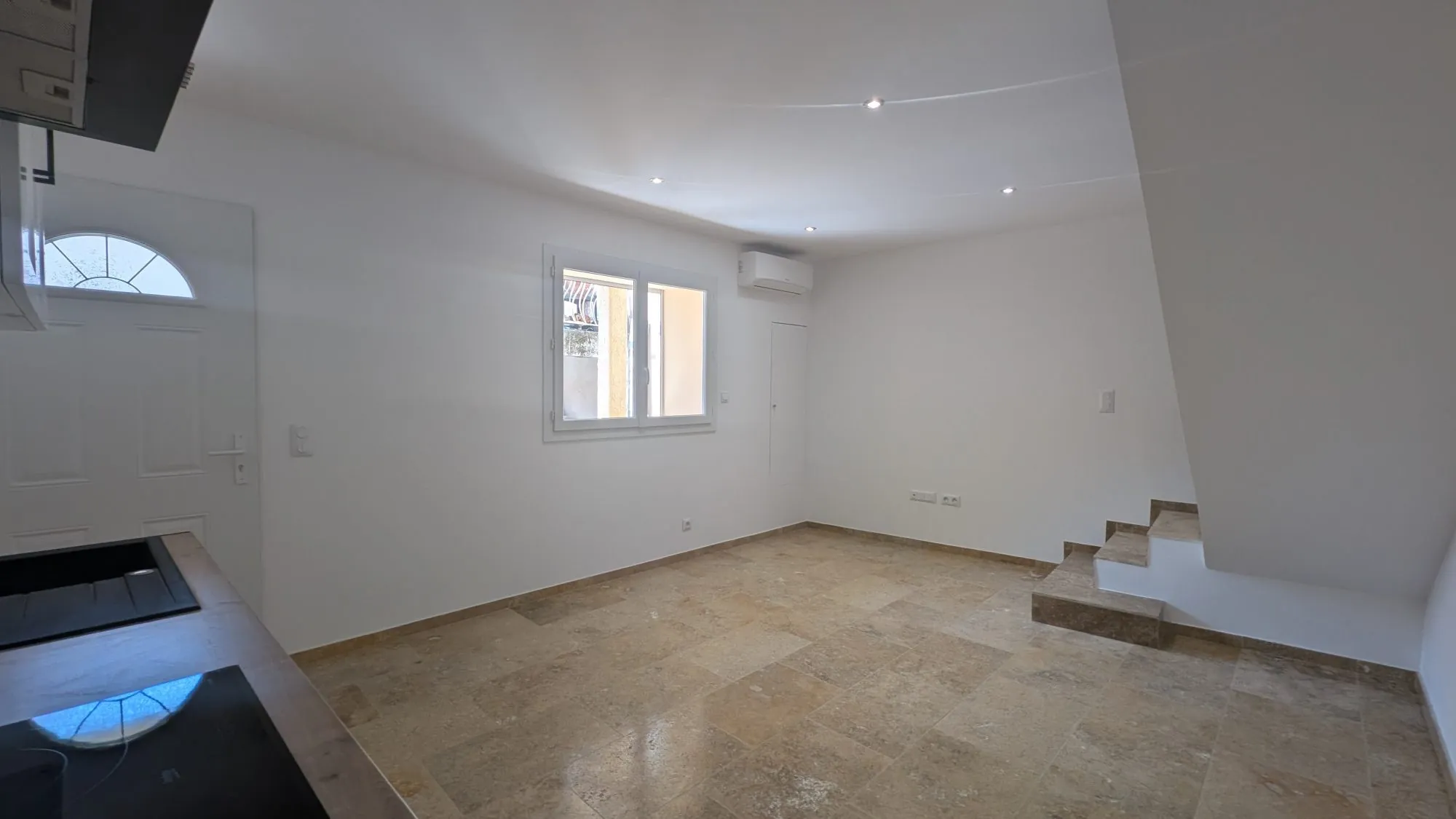 Maison de village rénovée avec balcon à Gonfaron - Centre-Var 