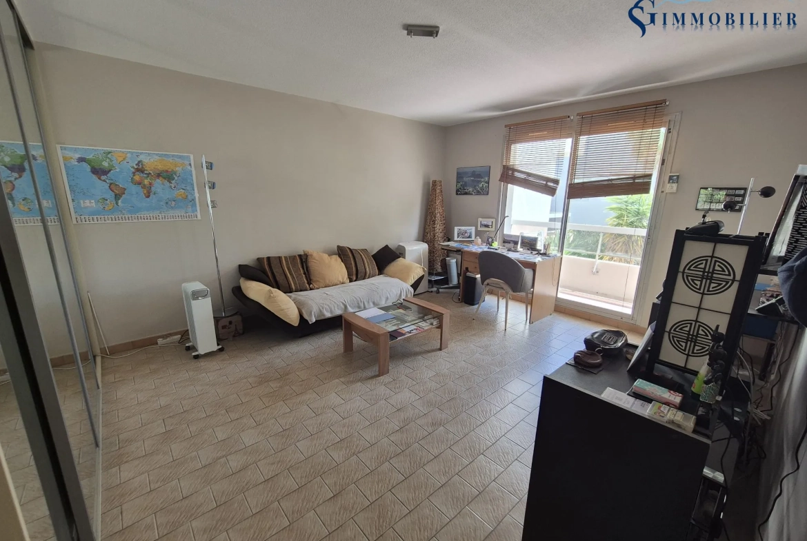 Appartement T2 en viager à Toulon avec balcon et parking – 46 m² 