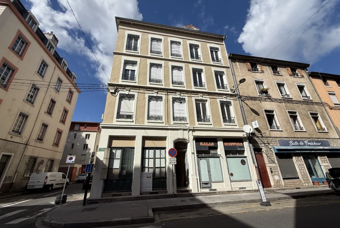 Studio de 27 m² à vendre à Oullins, résidence rénovée avec mezzanine 