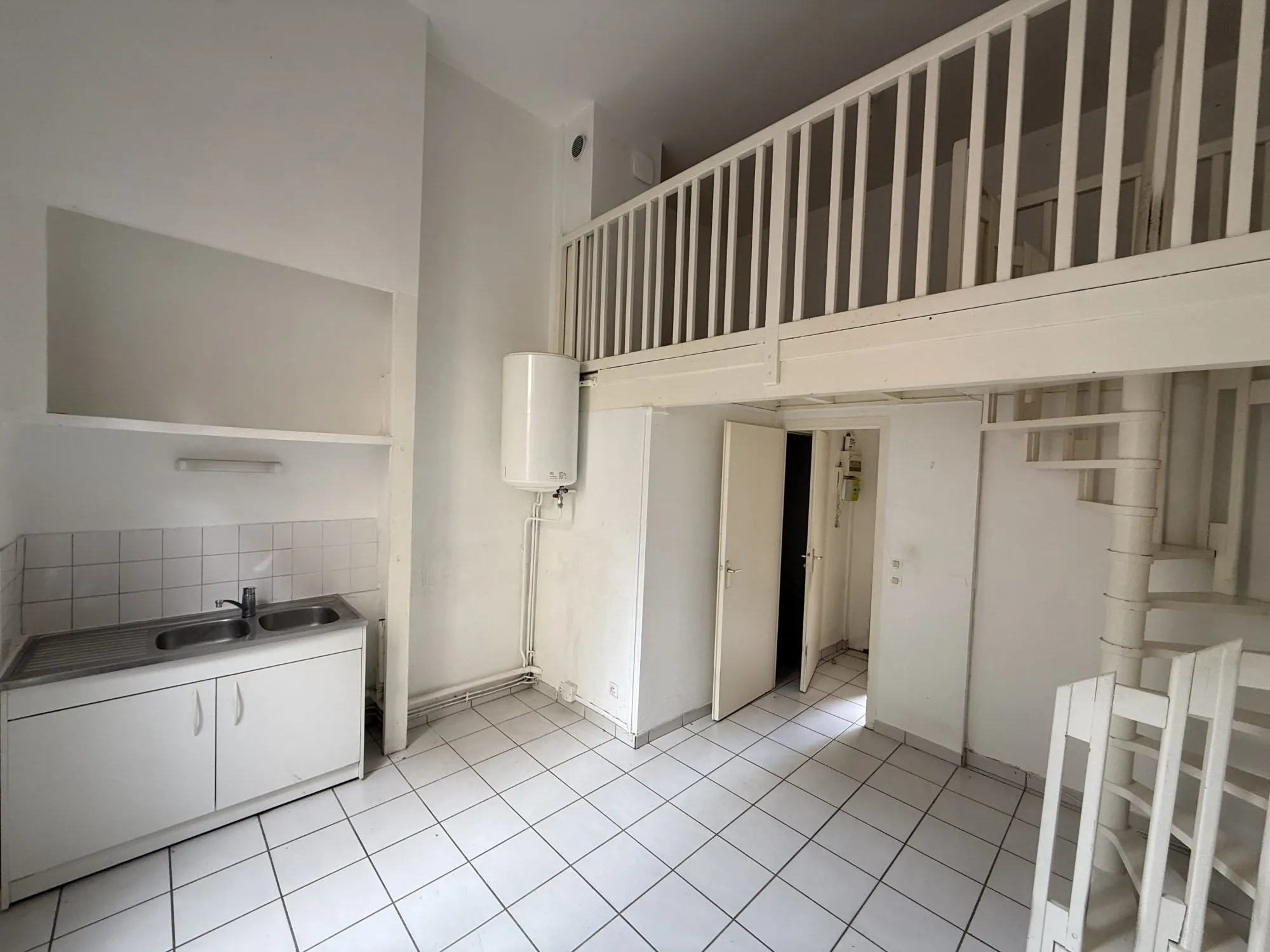 Studio de 27 m² à vendre à Oullins, résidence rénovée avec mezzanine 