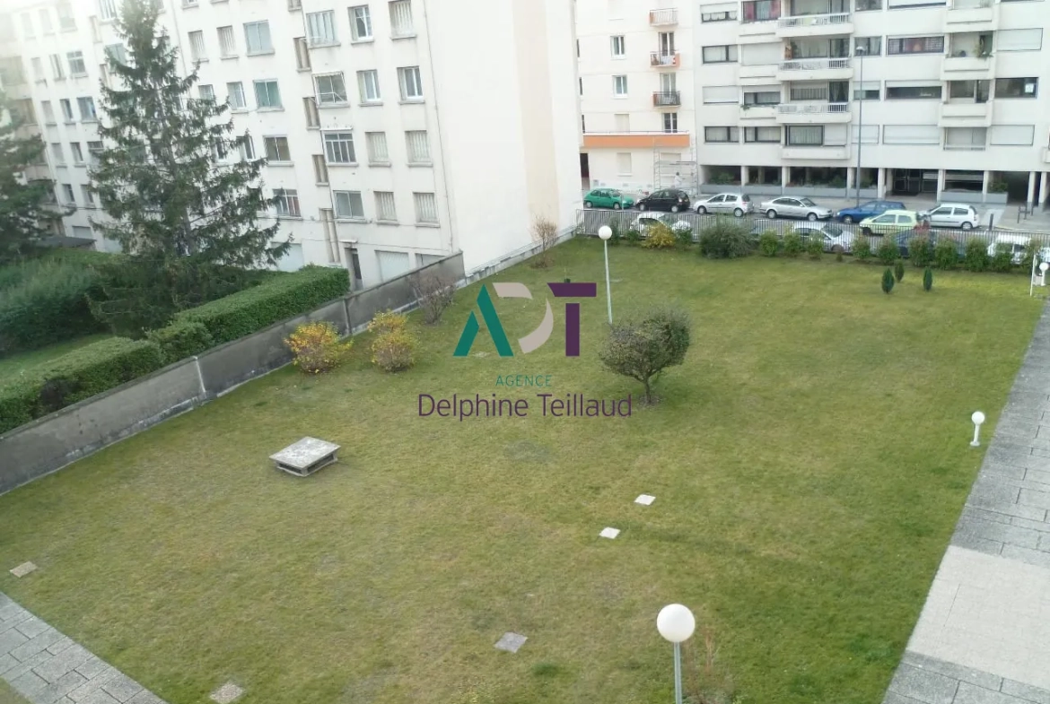 À vendre T2 meublé de 47 m² à Grenoble avec balcon et parking 