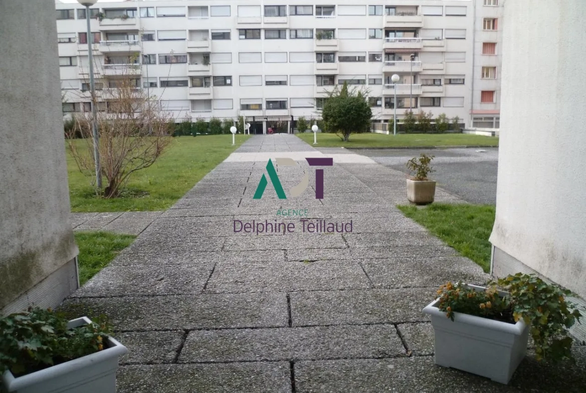 À vendre T2 meublé de 47 m² à Grenoble avec balcon et parking 