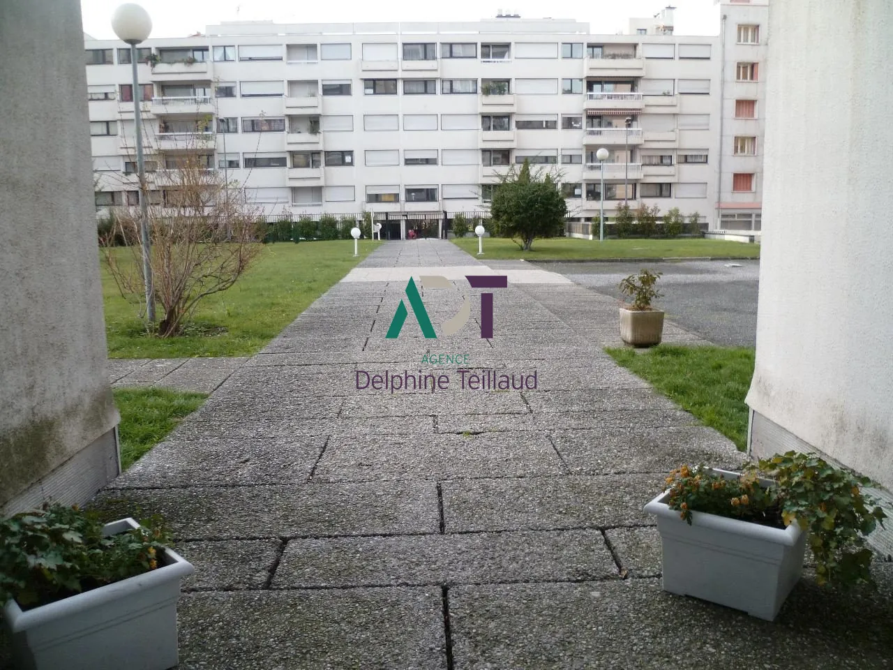 À vendre T2 meublé de 47 m² à Grenoble avec balcon et parking 