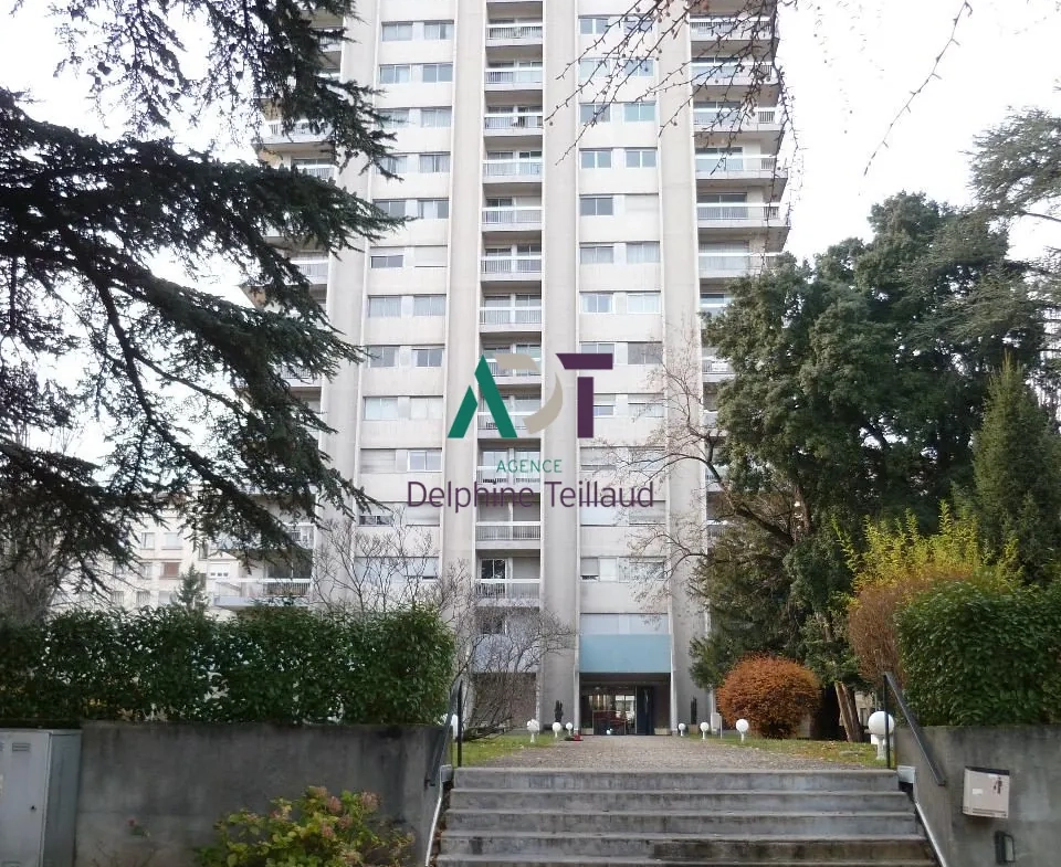 À vendre T2 meublé de 47 m² à Grenoble avec balcon et parking 