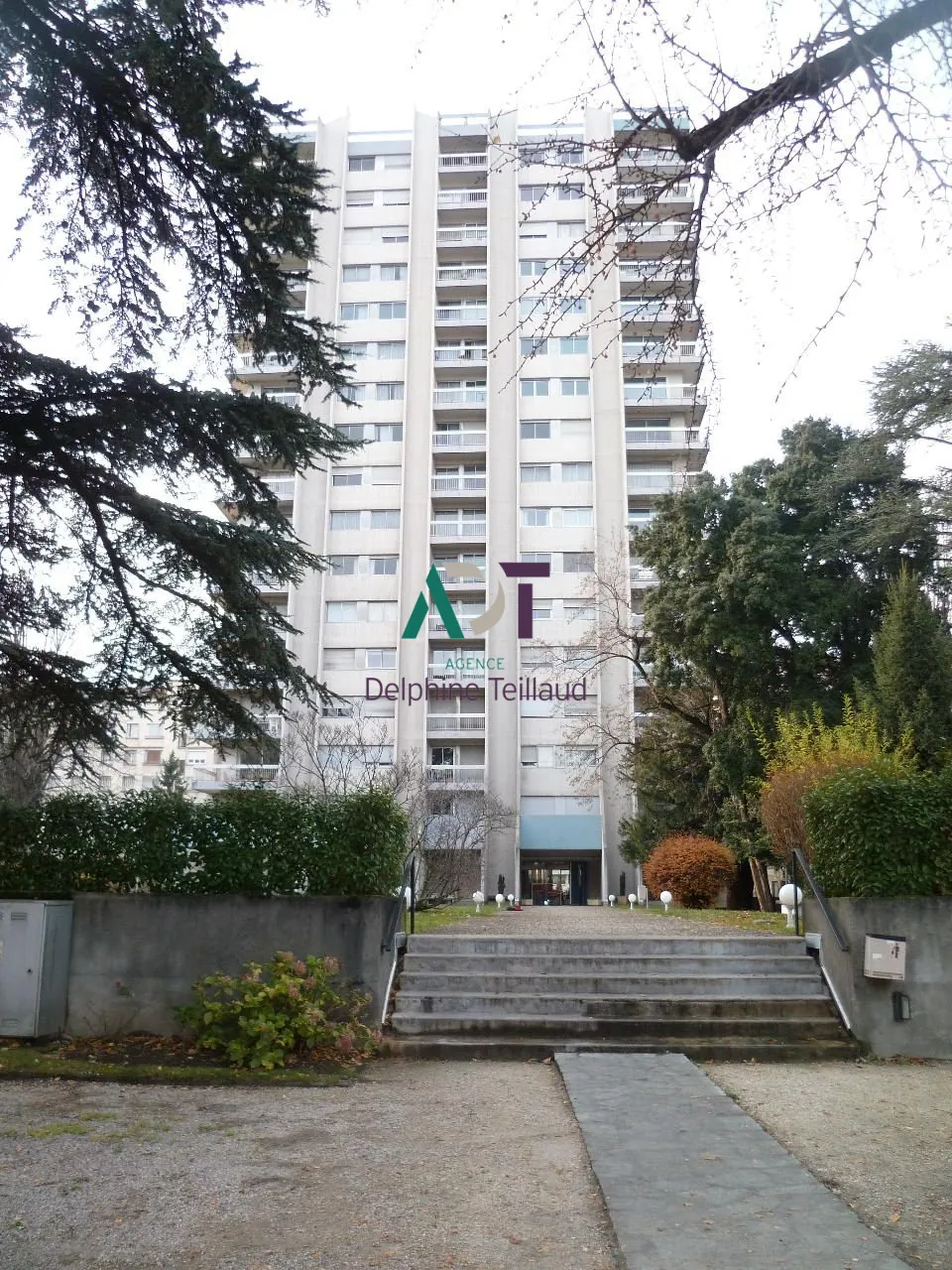 À vendre T2 meublé de 47 m² à Grenoble avec balcon et parking 