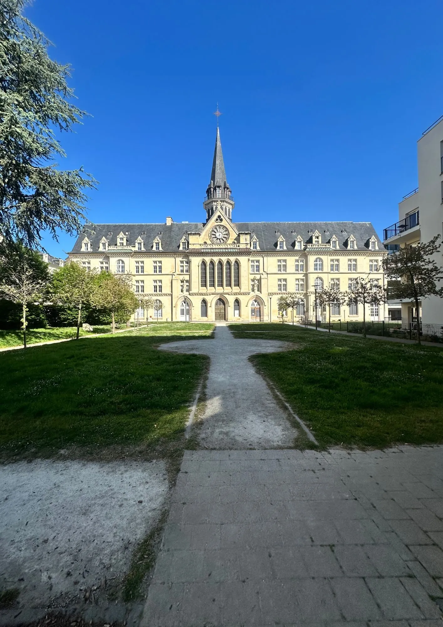 Appartement 2 pièces à Caen dans résidence récente avec balcon et parking 