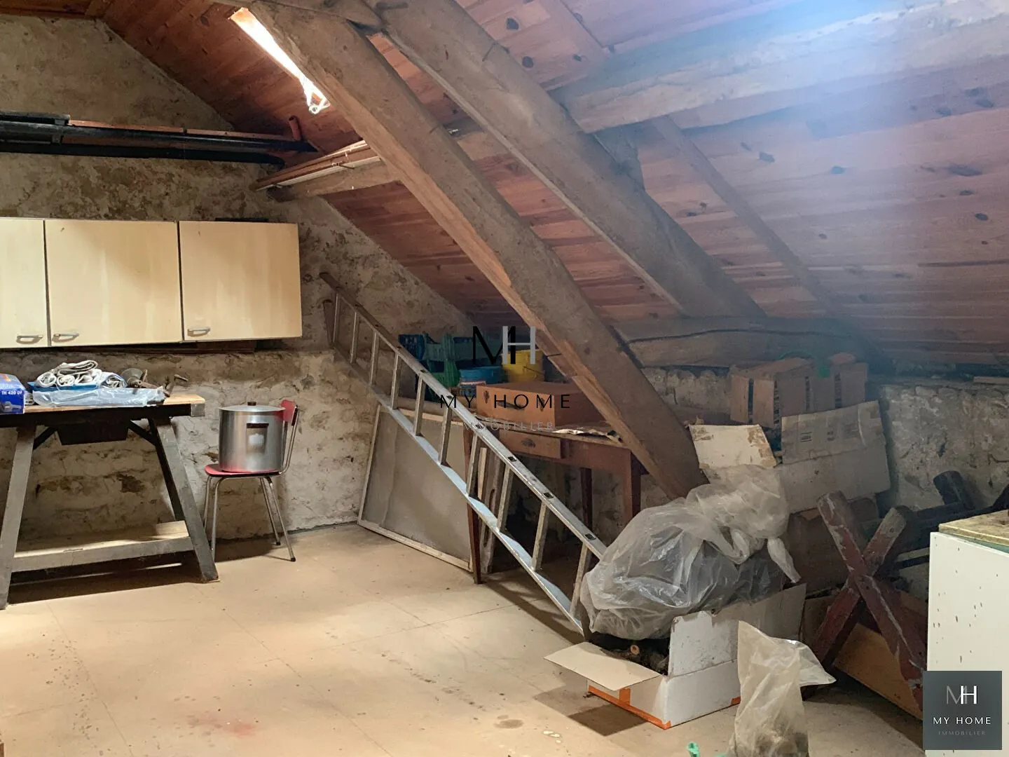 Maison à vendre dans les Alpes Mancelles avec dépendance, garage et jardin clos 